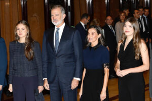 La reina Letizia y sus hijas en un evento en Oviedo