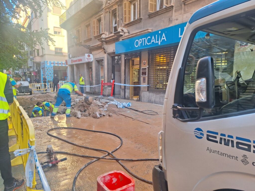 Operarios de Emaya reparando una tubería en la calle Olmos de Palma
