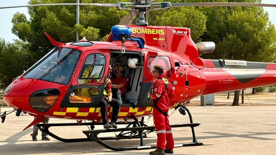 Helicóptero Milana de los Bomberos de Mallorca en operación de rescate.