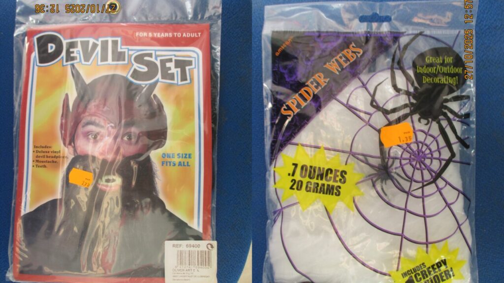 Conjunto de accesorios de Halloween incluyendo un disfraz de diablo y telarañas