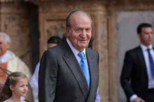 Juan Carlos I en misa con un traje gris y corbata azul