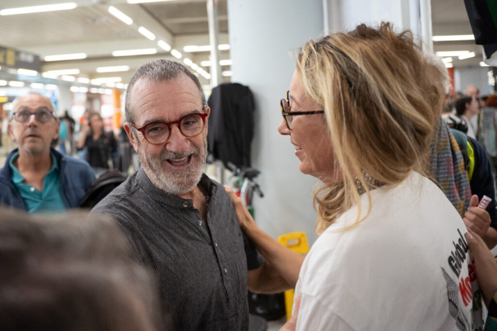 Reyes Rigo sonr&iacute;e mientras conversa con Luc&iacute;a Mu&ntilde;oz en el aeropuerto.
