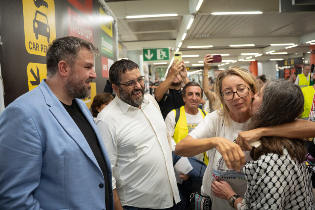 Reyes Rigo y Luc&iacute;a Mu&ntilde;oz se abrazan en el aeropuerto de Palma.