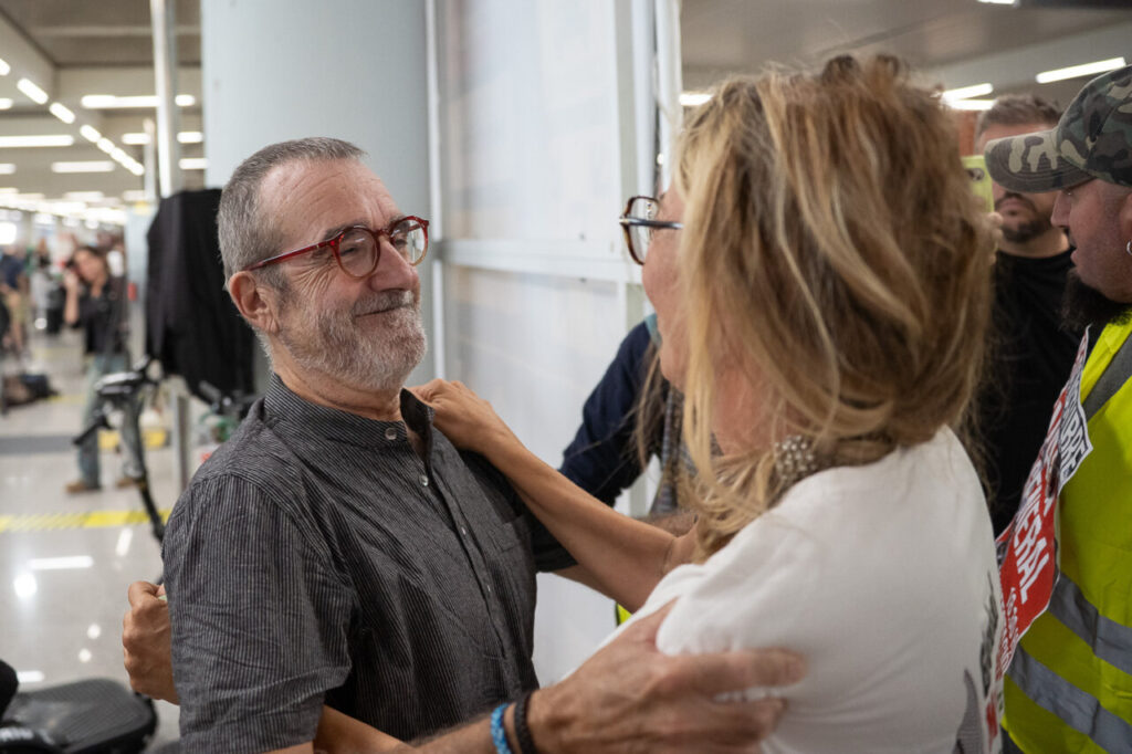 Reyes Rigo se reencuentra con Luc&iacute;a Mu&ntilde;oz y Alejandra Mart&iacute;nez en el aeropuerto.