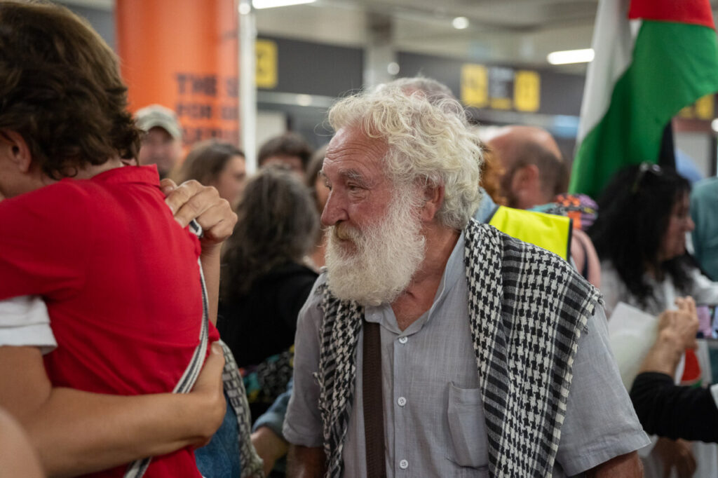 Reyes Rigo en un aeropuerto rodeado de personas durante su regreso a Palma.