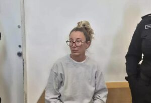 Reyes Rigo, activista española, durante su regreso a España tras acuerdo legal.