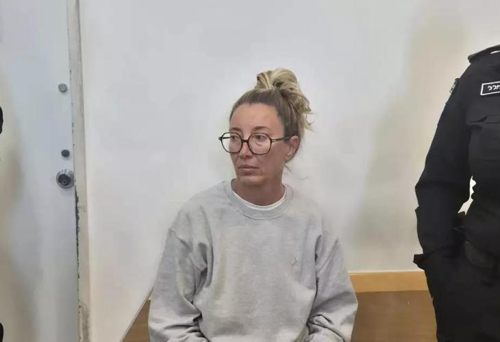 Reyes Rigo, activista española, durante su regreso a España tras acuerdo legal.