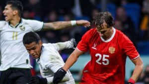 Jugadores de Rusia y Bolivia compiten en un partido amistoso de fútbol