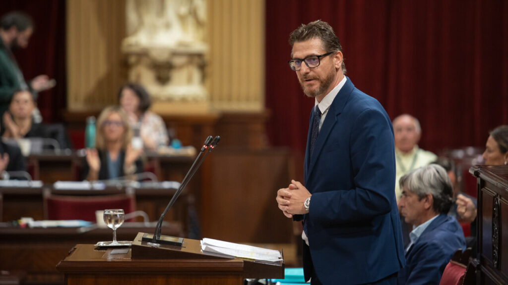 Sebastià Sagreras hablando en el Parlament durante el debate político