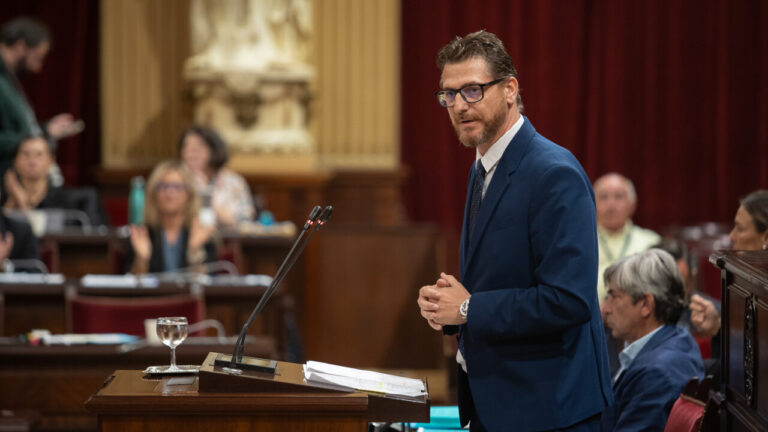 Sebastià Sagreras hablando en el Parlament durante el debate político