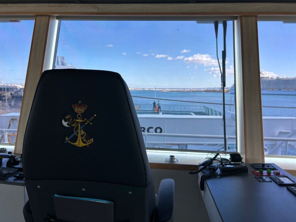 Vista interior de la sala de control del buque Duque de Ahumada