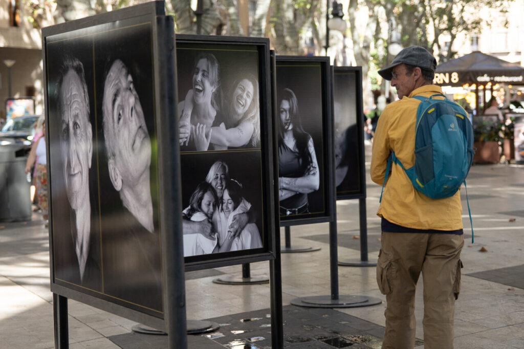 Persona observando una exposición de fotografía sobre salud mental.