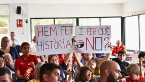 Aficionados sosteniendo carteles en apoyo al Sant Jordi.