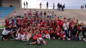 Celebración del equipo Sant Jordi tras ganar en Lourdes