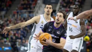 Sergi García jugando baloncesto con el San Pablo Burgos