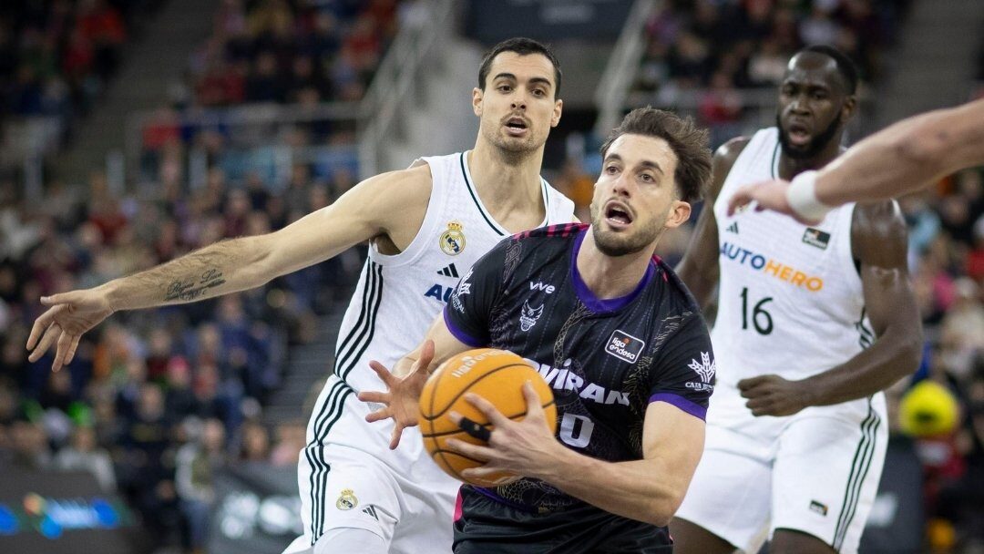 Sergi Garc&iacute;a jugando baloncesto con el San Pablo Burgos