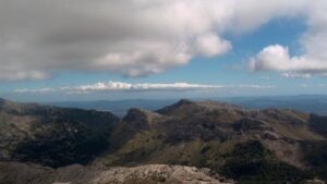 Vista panorámica de la Serra de Tramuntana con nubes