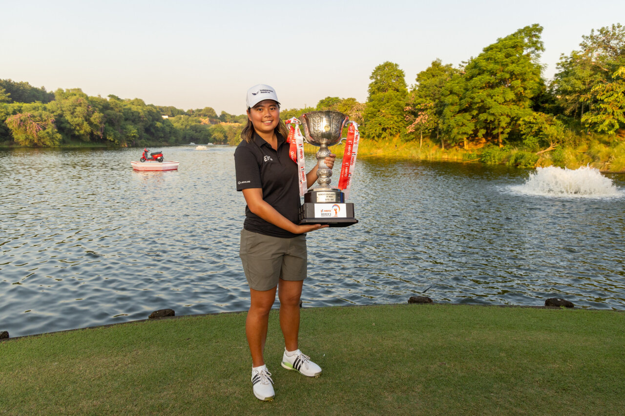 Shannon Tan sosteniendo el trofeo en el DLF Golf & Country Club