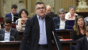 Joan Simonet defendiendo la ley agraria en el pleno del Parlamento
