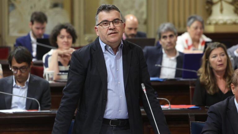 Joan Simonet defendiendo la ley agraria en el pleno del Parlamento