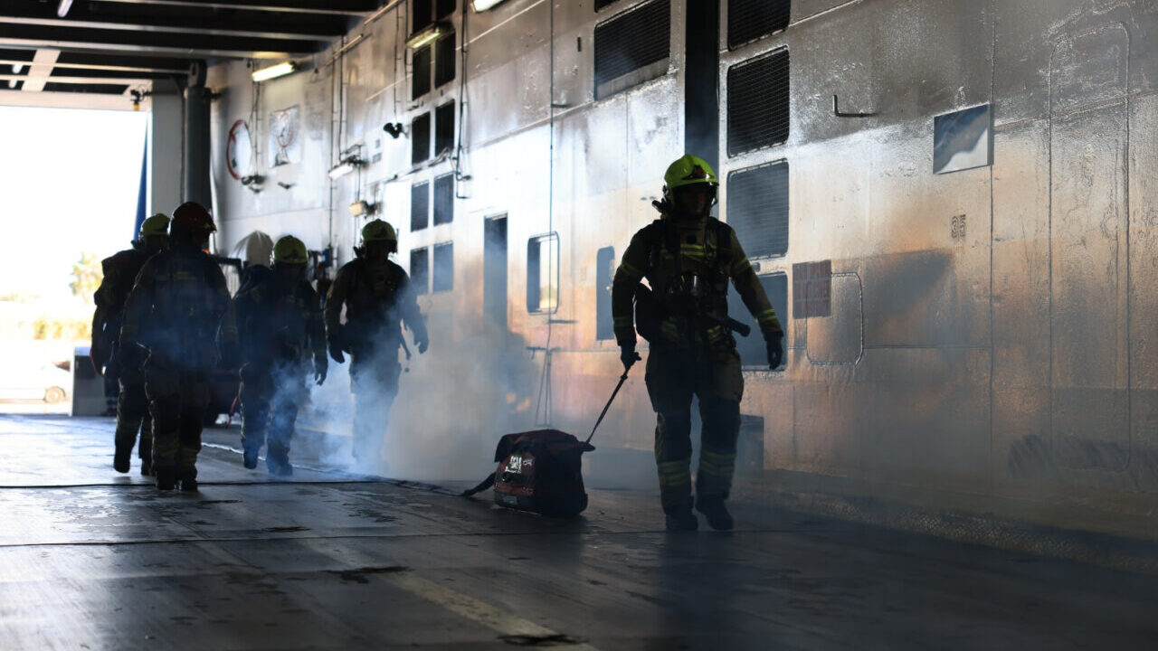 Bomberos realizando un simulacro de emergencia en el buque Ciudad de S&oacute;ller
