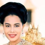 Retrato de la reina madre Sirikit de Tailandia en vestimenta tradicional.