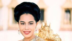 Retrato de la reina madre Sirikit de Tailandia en vestimenta tradicional.