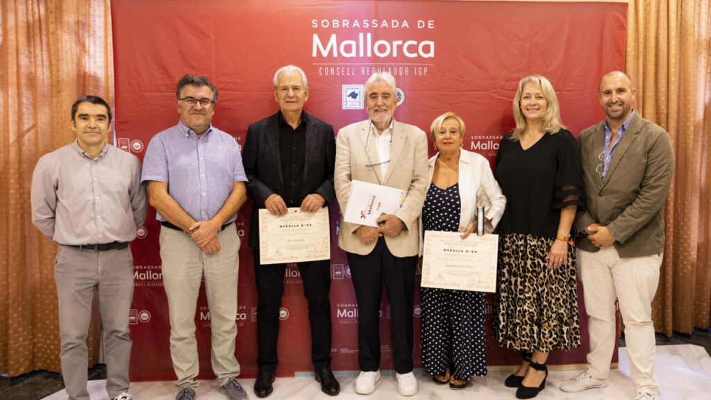 Grupo de personas en evento de Sobrassada de Mallorca con medallas.