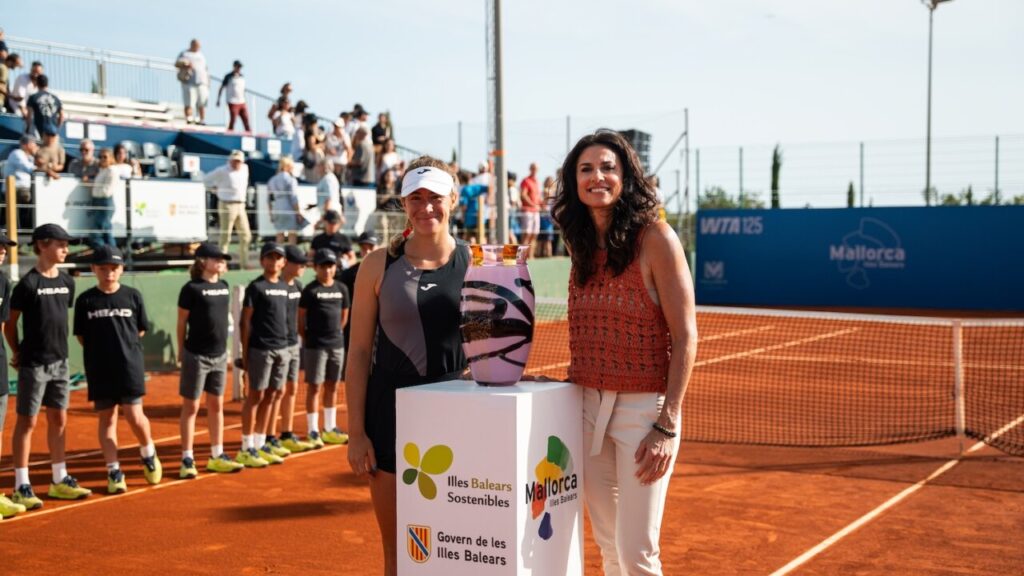 Solana Sierra y Gabriela Sabatini en la entrega de trofeos en Mallorca.