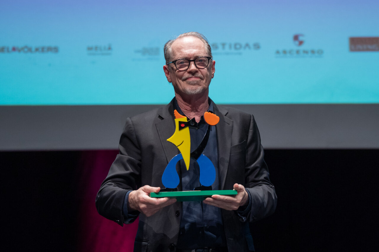 Steve Buscemi recibiendo un premio en el Evolution Film Festival 2025