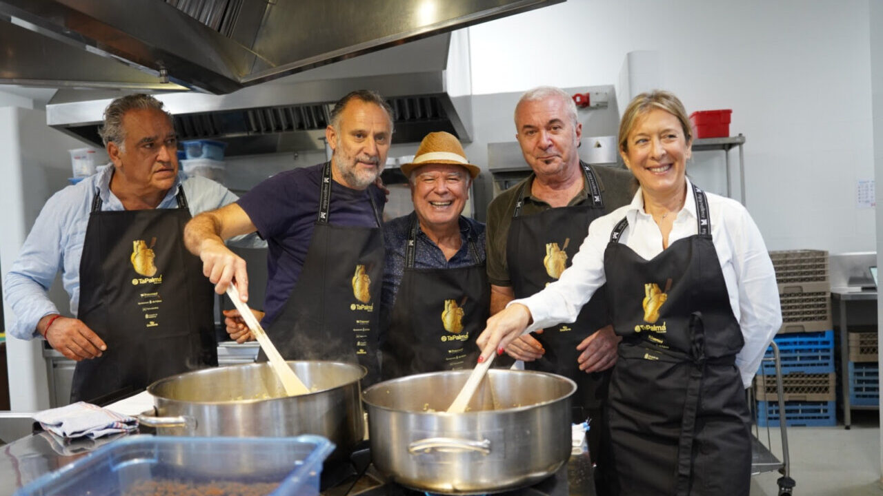 Grupo de personas cocinando en la Escuela de Hostelería de las Islas Baleares