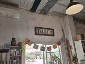 Interior del taller de Karina Cappato con decoración colorida y plantas