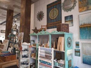 Interior del taller de Karina Cappato con muebles y obras de arte