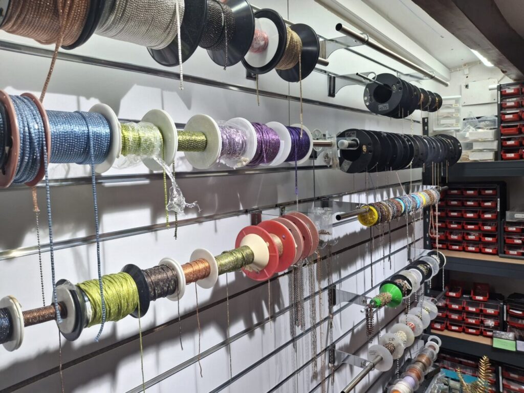 Hilos de diferentes colores organizados en un taller.