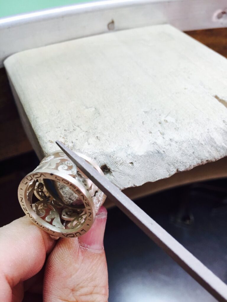 Anillo de joyería en proceso de elaboración en el taller de Luca Lorenzini.