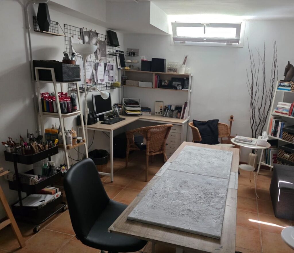 Interior del taller de Lucie Balaguer en Palma, con mesa y materiales de arte.