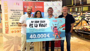 Entrega de donativo de Eroski a Projecte Home Balears