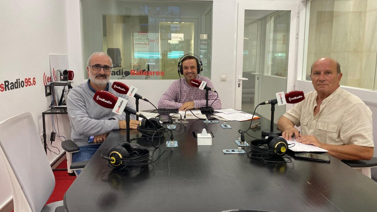 Tres hombres en un estudio de radio discutiendo sobre inmigraci&oacute;n