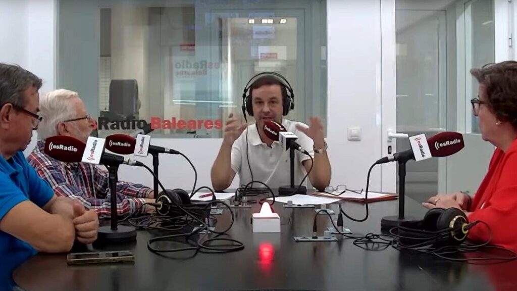 Participantes de la tertulia de esRadio Baleares discutiendo con humor.