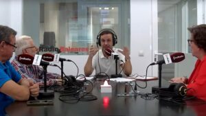Participantes de la tertulia de esRadio Baleares discutiendo con humor.