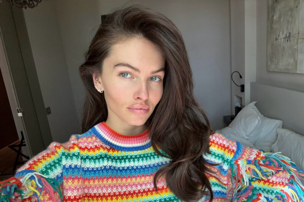 Thylane Blondeau con un suéter colorido y mirada cautivadora