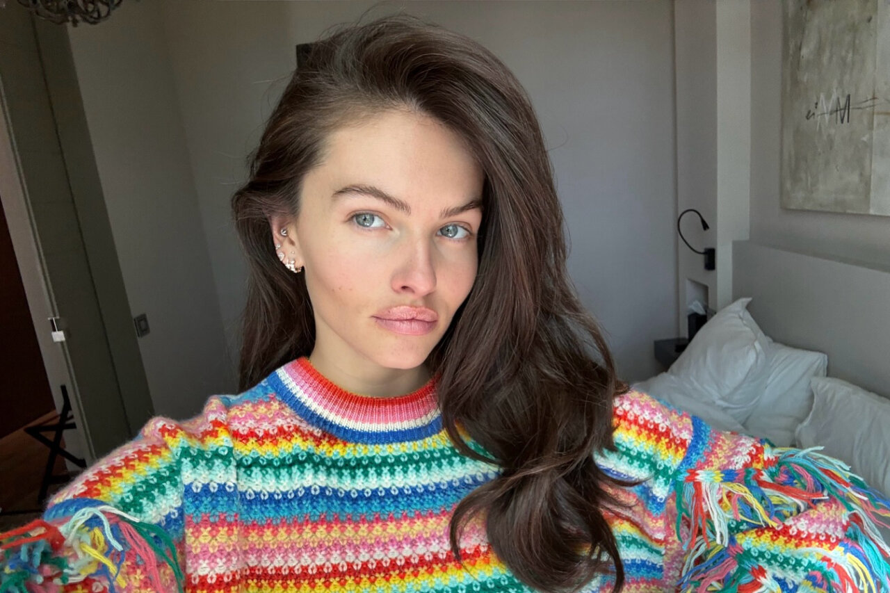 Thylane Blondeau con un suéter colorido y mirada cautivadora