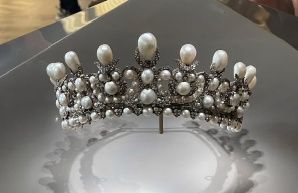 Tiara de perlas y diamantes expuesta en el Louvre