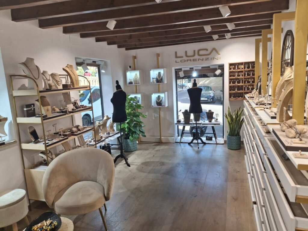 Interior de la tienda de joyería Luca Lorenzini con exhibiciones elegantes.
