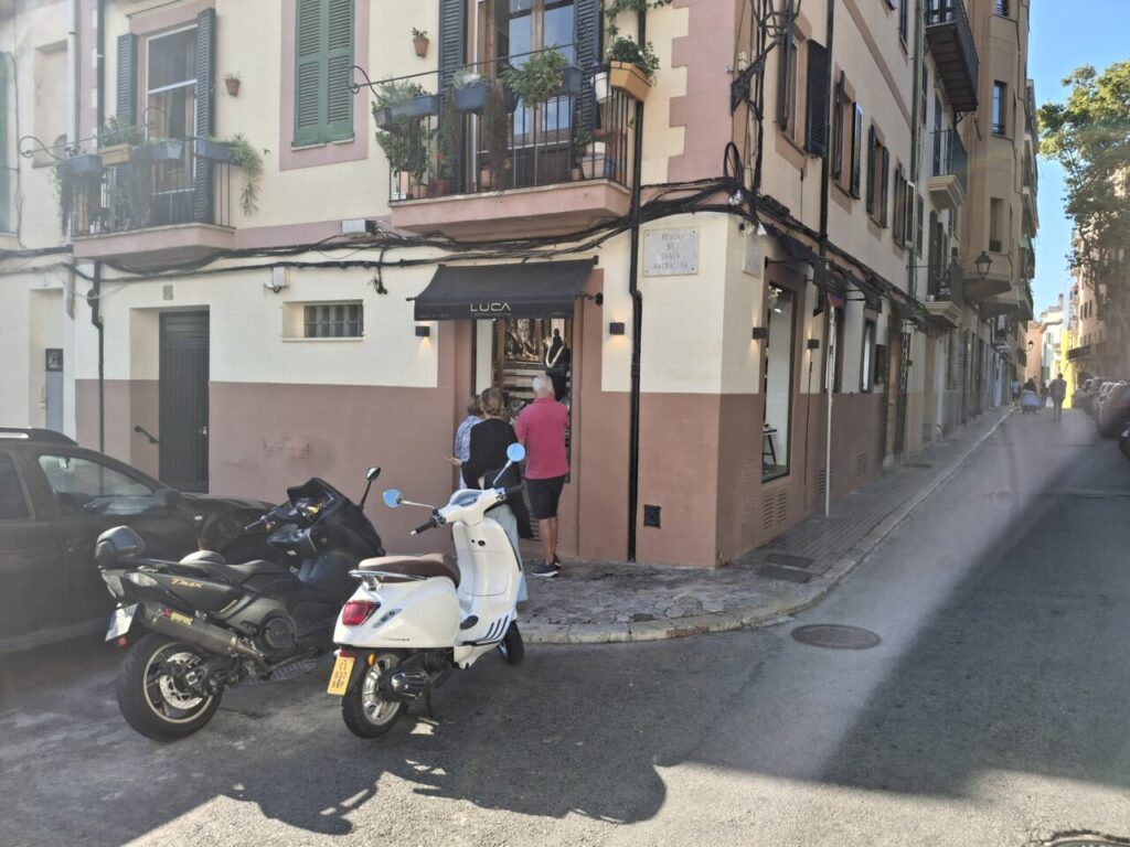 Exterior de la tienda Luca Lorenzini en Palma con personas frente a la entrada.