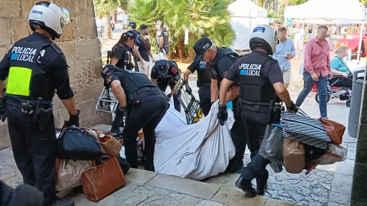 Golpe al top manta: incautan cinco contenedores de material deportivo falsificado