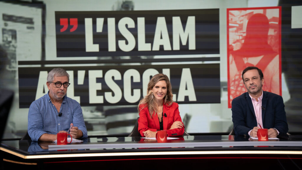 Tres presentadores en un programa de televisión discutiendo sobre educación