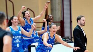 Jugadoras del Azulmarino celebrando un triunfo en el Pabellón Municipal de Inca.