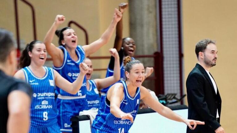 Jugadoras del Azulmarino celebrando un triunfo en el Pabellón Municipal de Inca.