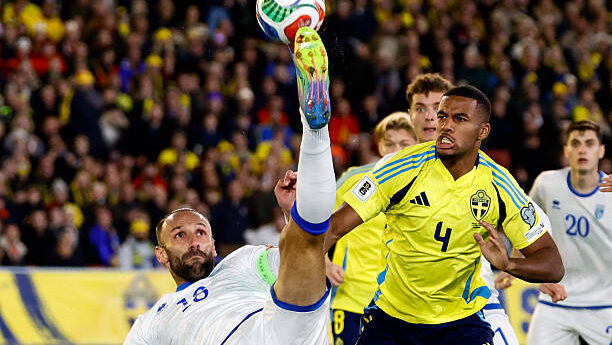 Jugadores de Kosovo y Suecia en un partido de fútbol